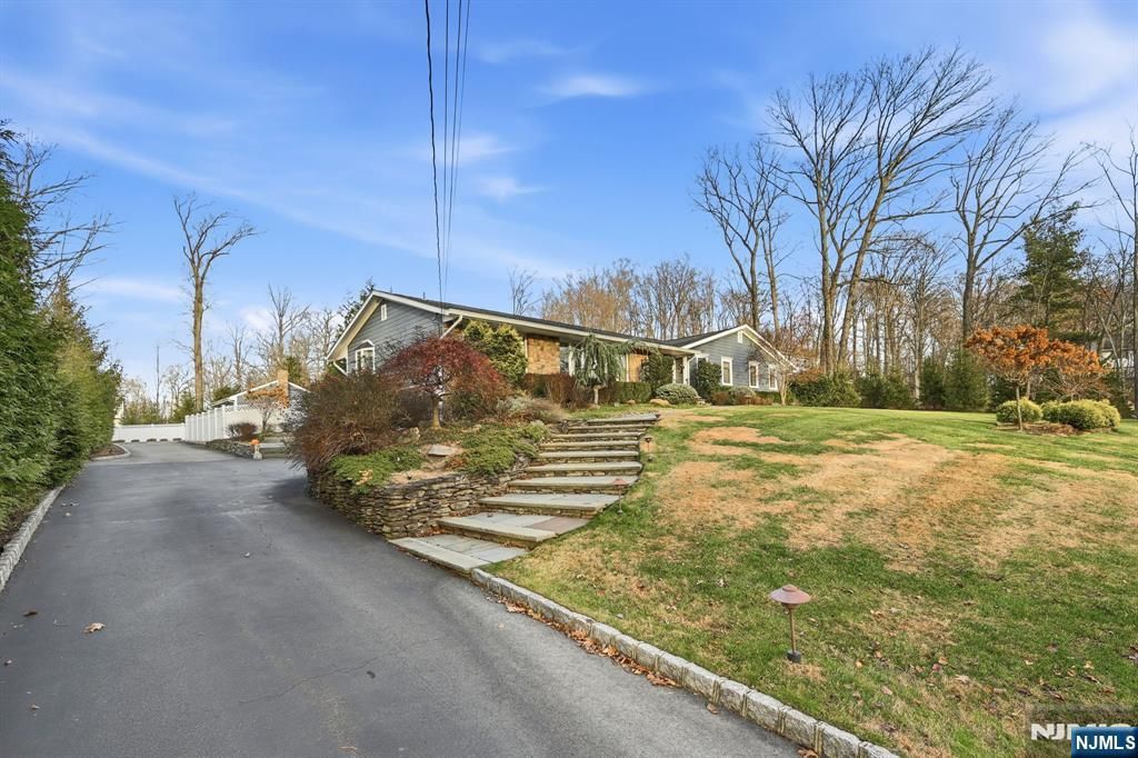 Photo of 85 Oak Drive, Upper Saddle River, NJ 07458 (MLS # 25044206)