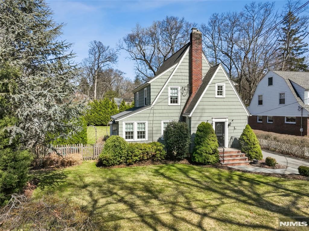 Photo of 25 Bowers Road, Caldwell, NJ 07006 (MLS # 26009378)