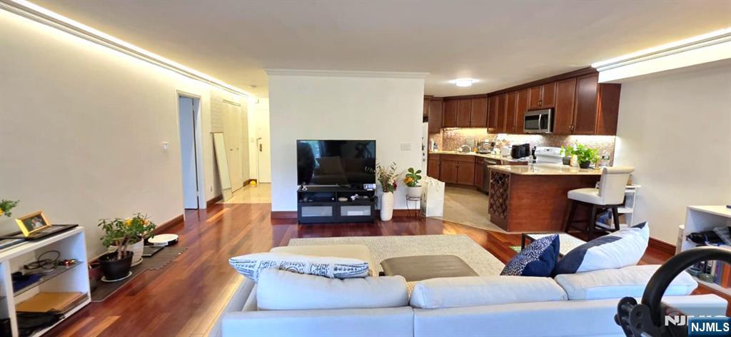 1055 River Road 302
