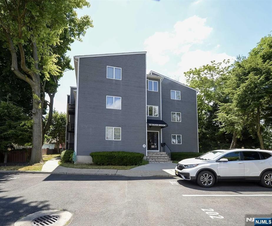 52 Heckel St 303, Belleville, New Jersey - 2 Bedrooms  
2 Bathrooms  
5 Rooms - 