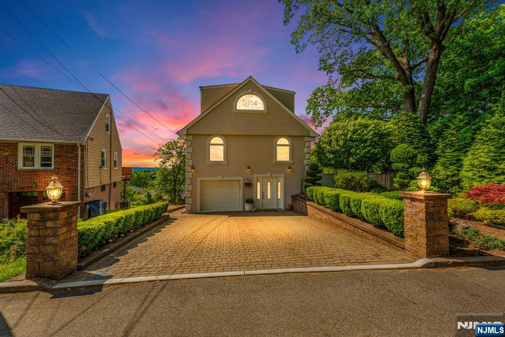 Property for Sale at 801 Oakwood Lane, Ridgefield, New Jersey - Bedrooms: 4 
Bathrooms: 3 
Rooms: 12  - $1,095,000