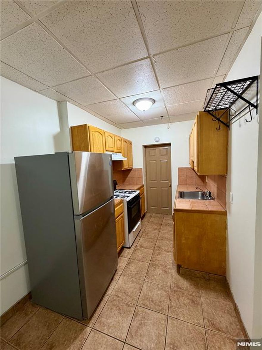 Freshly painted three-bedroom apartment in a great location. This cozy unit offers a practical layout and is conveniently close to transportation, shopping, and local amenities.