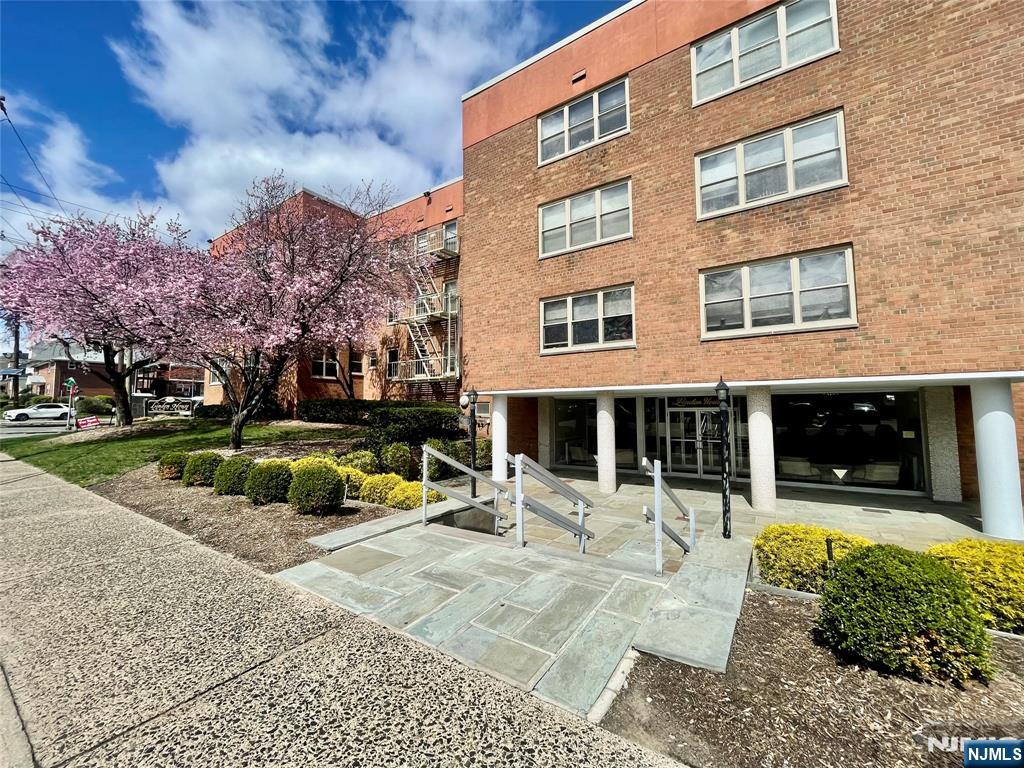 88 Clinton Pl A12, Hackensack, New Jersey - 2 Bedrooms  
1 Bathrooms  
5 Rooms - 