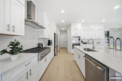 22 Arlington Place Oakland NJ 07036