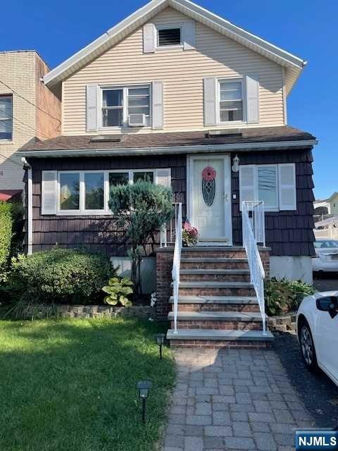 62 Park Avenue, Lyndhurst, New Jersey - 3 Bedrooms  
2 Bathrooms  
7 Rooms - 