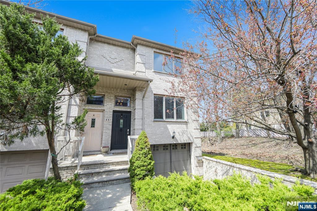 551 14th St B, Palisades Park, New Jersey - 3 Bedrooms  
4 Bathrooms  
7 Rooms - 