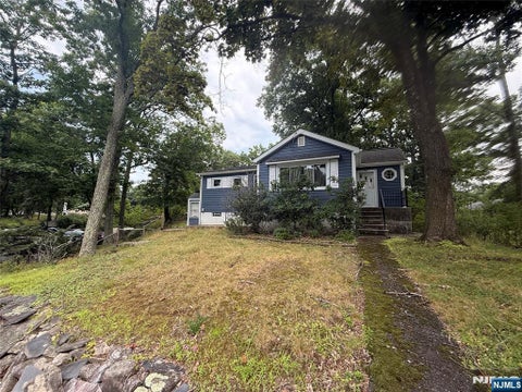 Photo of 3 Illinois Trail, Hopatcong, NJ 07843 (MLS # 26031681)