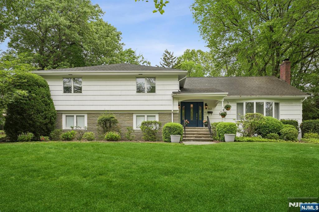 Property for Sale at 13 Stonewall Drive, Livingston, New Jersey - Bedrooms: 4 
Bathrooms: 3 
Rooms: 11  - $1,399,000