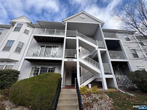 Photo of 861 Juniper Way, Mahwah, NJ 07430 (MLS # 25041120)