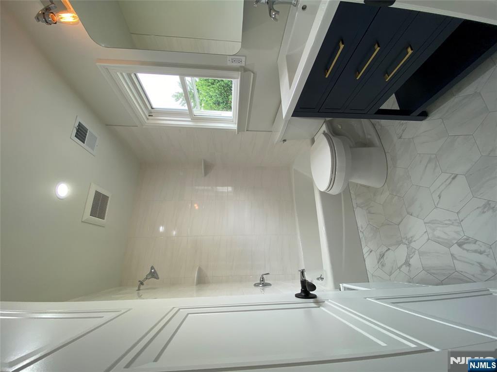 Hasbrouck Heights, New Jersey 07604, United States, 3 Bedrooms Bedrooms, ,5 BathroomsBathrooms,Residential,Active,161479