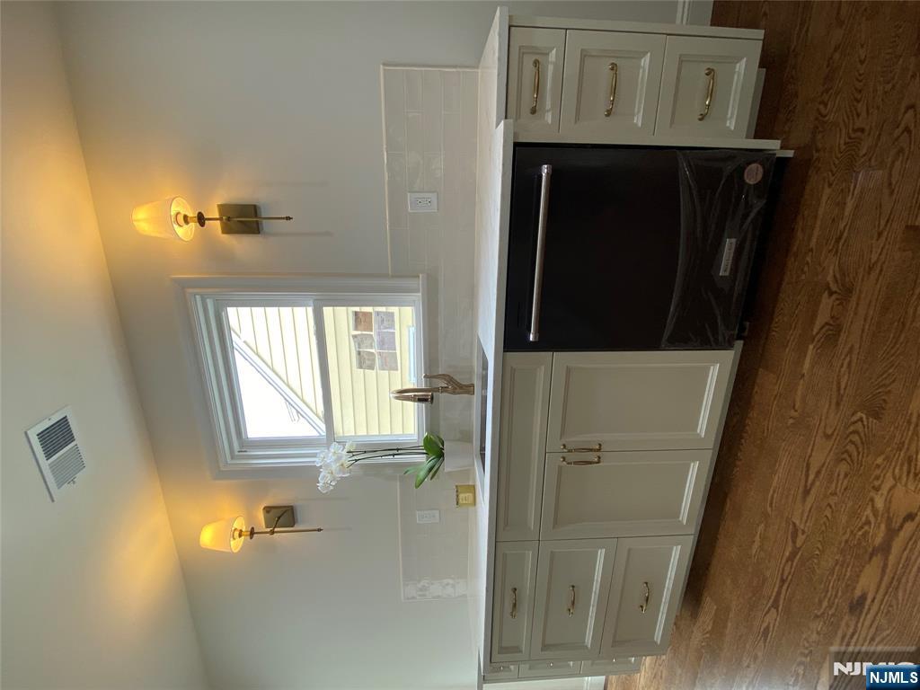 Hasbrouck Heights, New Jersey 07604, United States, 3 Bedrooms Bedrooms, ,5 BathroomsBathrooms,Residential,Active,161479