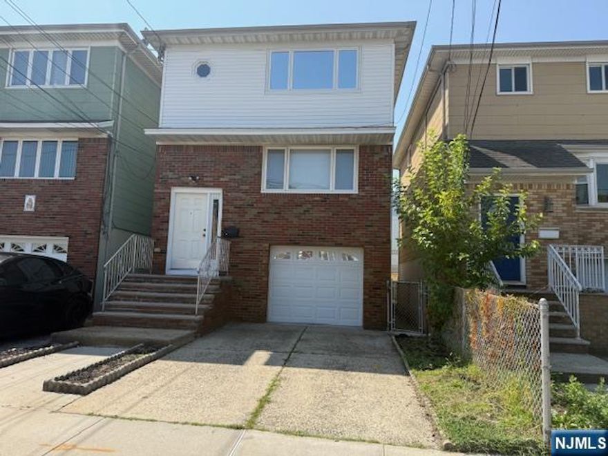 Beautifully renovated one bedroom apartment. Modern look with Stainless steel appliances, Stone counter tops, New flooring Glass shower doors and more!! Coin operated Laundry onsite Great location 5 minute walk to Harrison Path station, shopping district and Harrison Restaurant scene. Come and see this apartment will not last!!