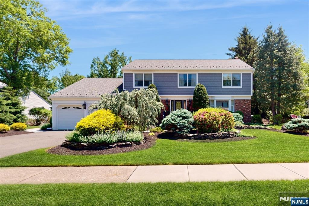 19 Merrill Drive, Mahwah, New Jersey - 4 Bedrooms  
3 Bathrooms  
12 Rooms - 