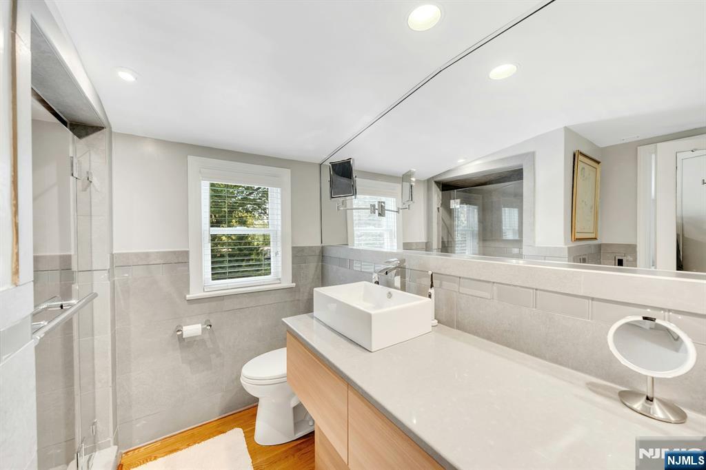 Emerson, New Jersey 07630, United States, 5 Bedrooms Bedrooms, ,4 BathroomsBathrooms,Residential,Active,193348