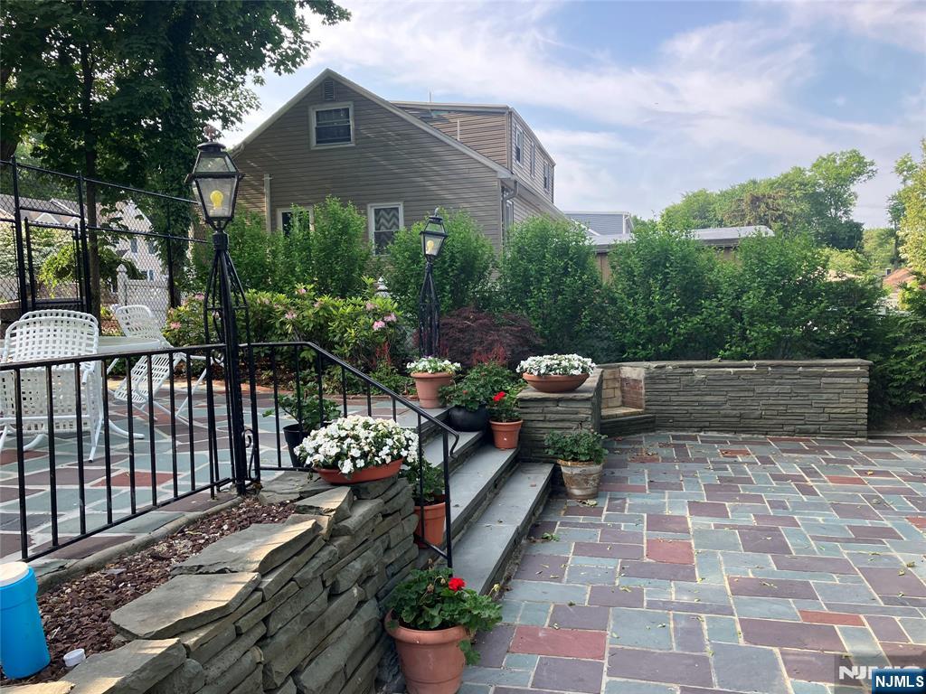 Emerson, New Jersey 07630, United States, 5 Bedrooms Bedrooms, ,4 BathroomsBathrooms,Residential,Active,193348