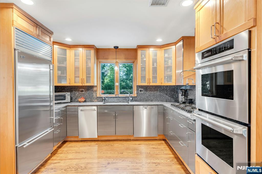 Emerson, New Jersey 07630, United States, 5 Bedrooms Bedrooms, ,4 BathroomsBathrooms,Residential,Active,193348