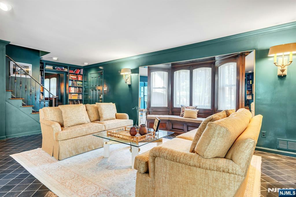 Emerson, New Jersey 07630, United States, 5 Bedrooms Bedrooms, ,4 BathroomsBathrooms,Residential,Active,193348