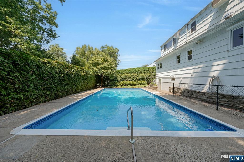 Emerson, New Jersey 07630, United States, 5 Bedrooms Bedrooms, ,4 BathroomsBathrooms,Residential,Active,193348