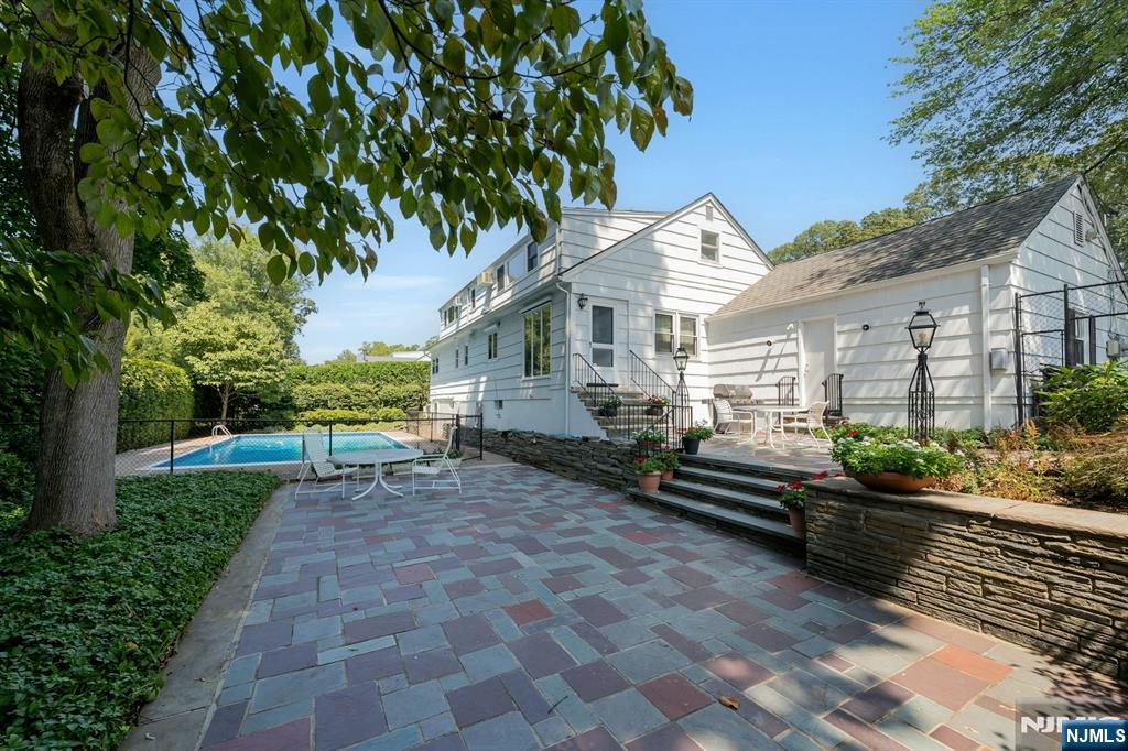 Emerson, New Jersey 07630, United States, 5 Bedrooms Bedrooms, ,4 BathroomsBathrooms,Residential,Active,193348