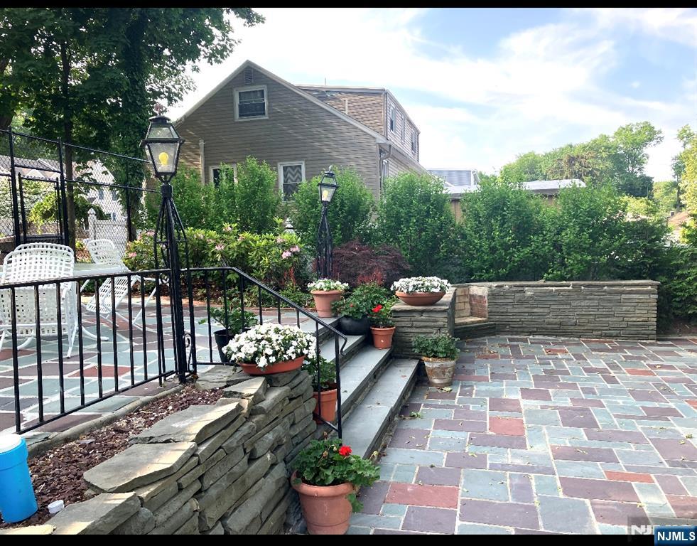 Emerson, New Jersey 07630, United States, 5 Bedrooms Bedrooms, ,4 BathroomsBathrooms,Residential,Active,193348