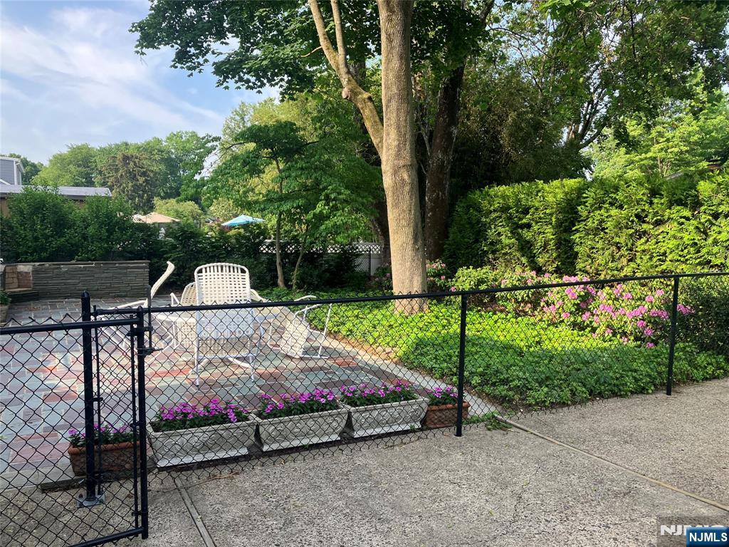 Emerson, New Jersey 07630, United States, 5 Bedrooms Bedrooms, ,4 BathroomsBathrooms,Residential,Active,193348