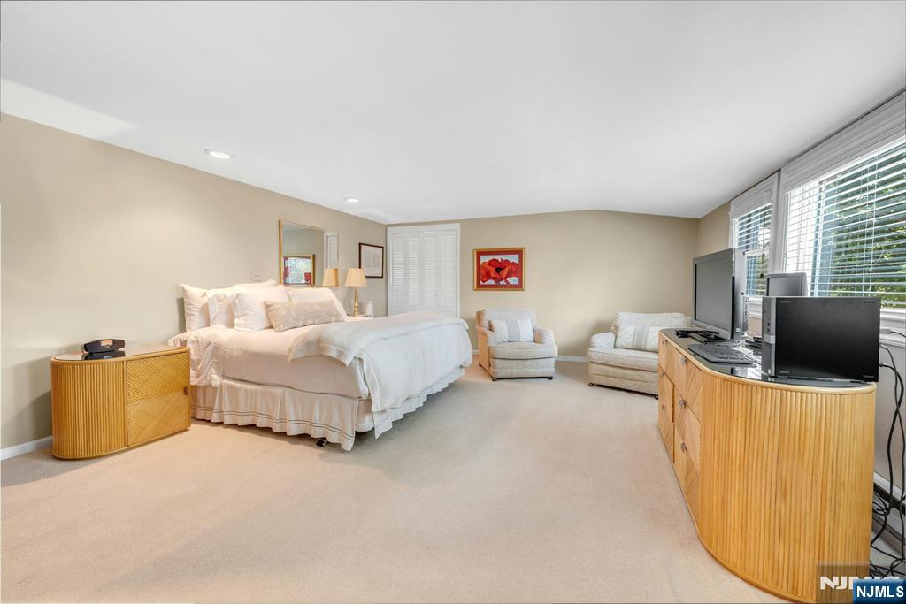 Emerson, New Jersey 07630, United States, 5 Bedrooms Bedrooms, ,4 BathroomsBathrooms,Residential,Active,193348