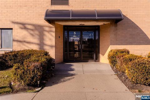 Photo of 5 Linden St #2H, Hackensack, NJ 07601 (MLS # 26001140)