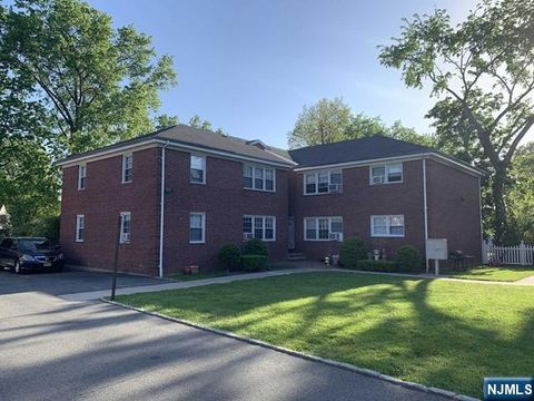 Photo of 171183 Fort Lee Rd #181-1C, Teaneck, NJ 07666 (MLS # 25035201)