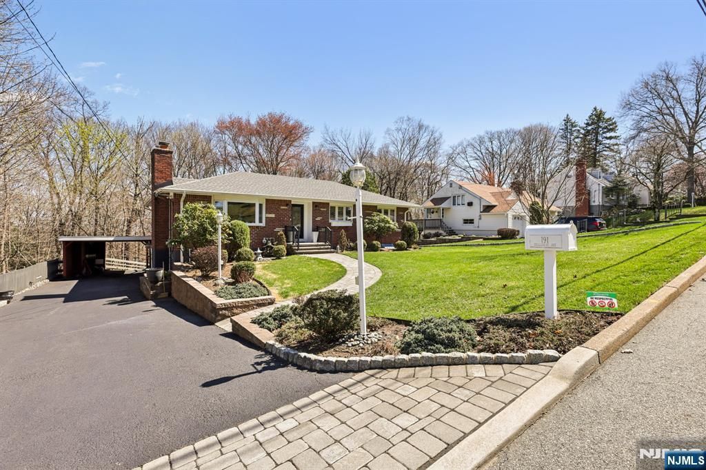 Photo of 191 Hillcrest Avenue, Hawthorne, NJ 07506 (MLS # 26006670)