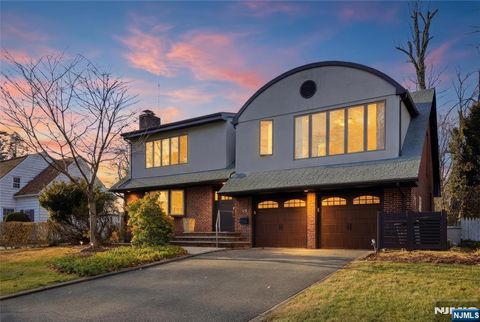 Photo of 53 Forest Rd, Demarest, NJ 07627 (MLS # 25043500)