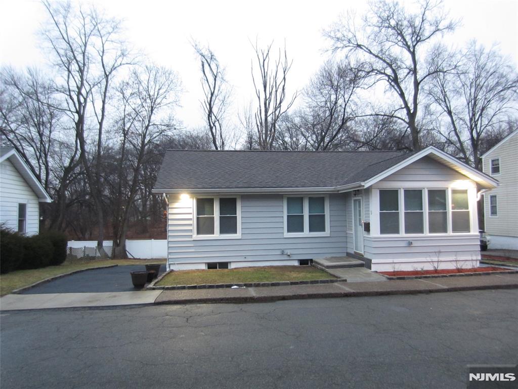 5 Smith Avenue, Fair Lawn, New Jersey - 2 Bedrooms  
1 Bathrooms  
5 Rooms - 