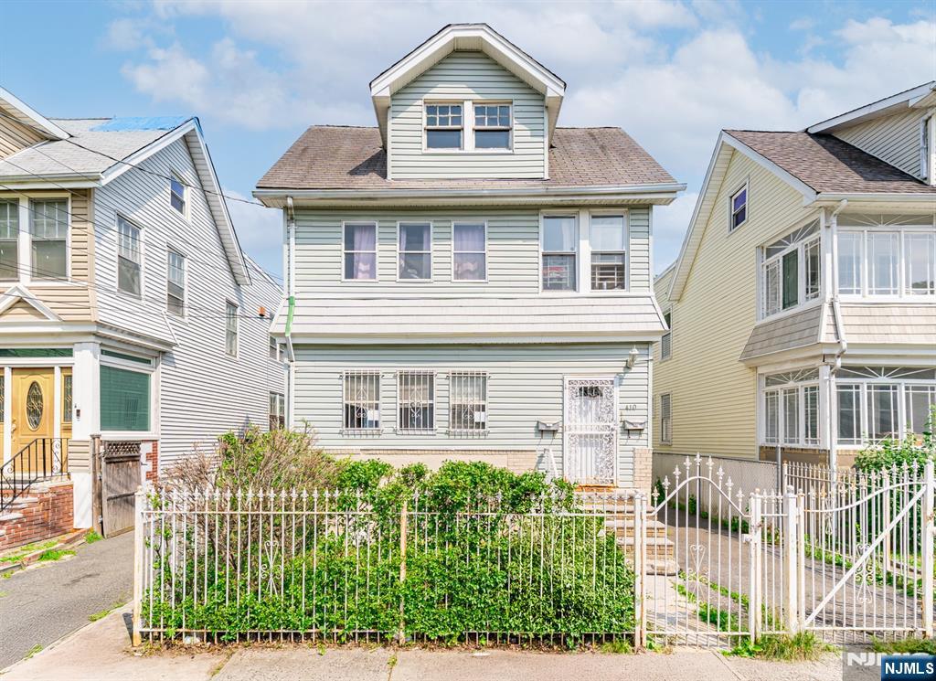 410412 Kerrigan Boulevard, Newark, New Jersey - 5 Bedrooms  
3 Bathrooms  
11 Rooms - 