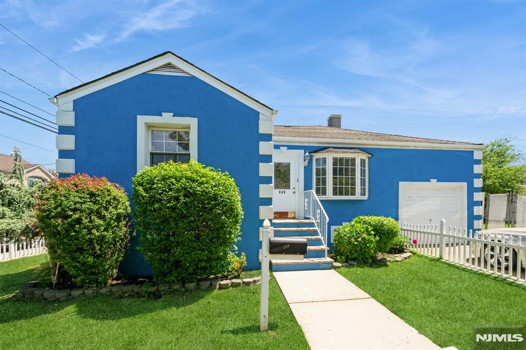 940 Schopmann Dr, Secaucus, New Jersey - 3 Bedrooms  
2 Bathrooms  
8 Rooms - 