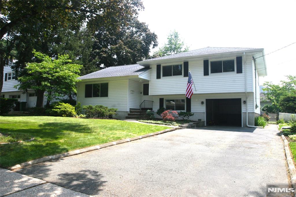 82 Hemlock Dr, Paramus, New Jersey - 3 Bedrooms  
3 Bathrooms  
7 Rooms - 