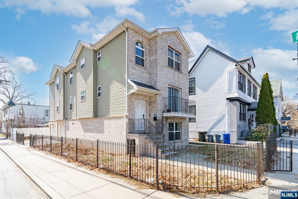 46 Edmonds Place, Newark, New Jersey - 6 Bedrooms  
5 Bathrooms  
14 Rooms - 