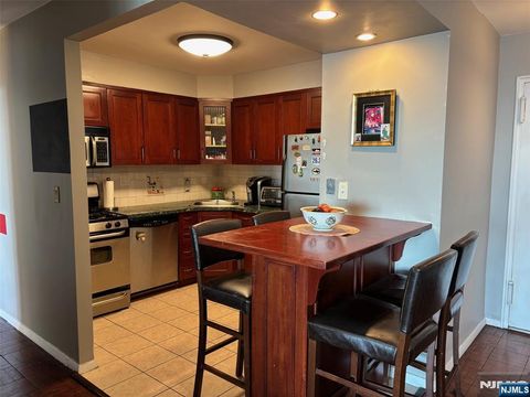 Photo of 2000 Linwood Avenue #14Y, Fort Lee, NJ 07024 (MLS # 25035273)