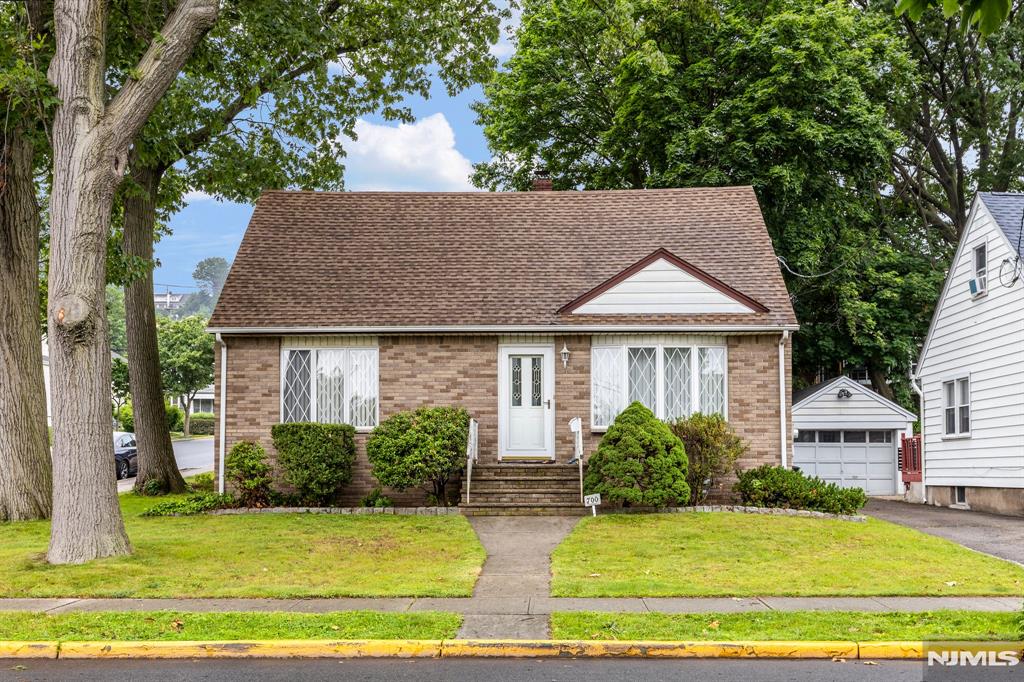 Photo 1 of 700 9th Street, Carlstadt, New Jersey, $600,000, Web #: 325019677