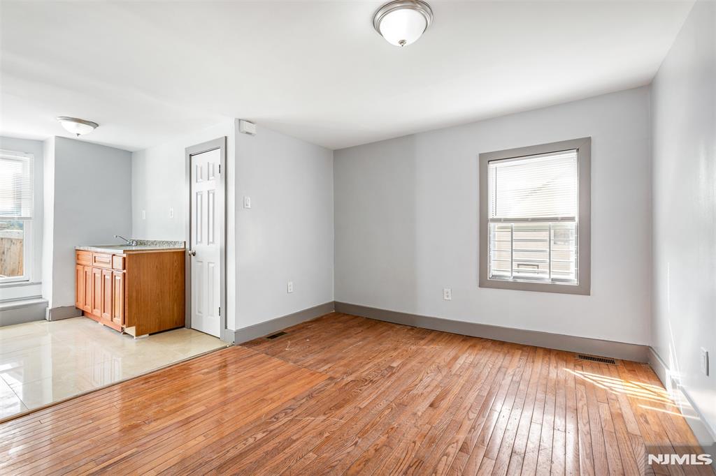 Rental Property at 154 14th St 3rd Floor, East Orange, New Jersey - Bedrooms: 2 
Bathrooms: 1 
Rooms: 6  - $1,700 MO.