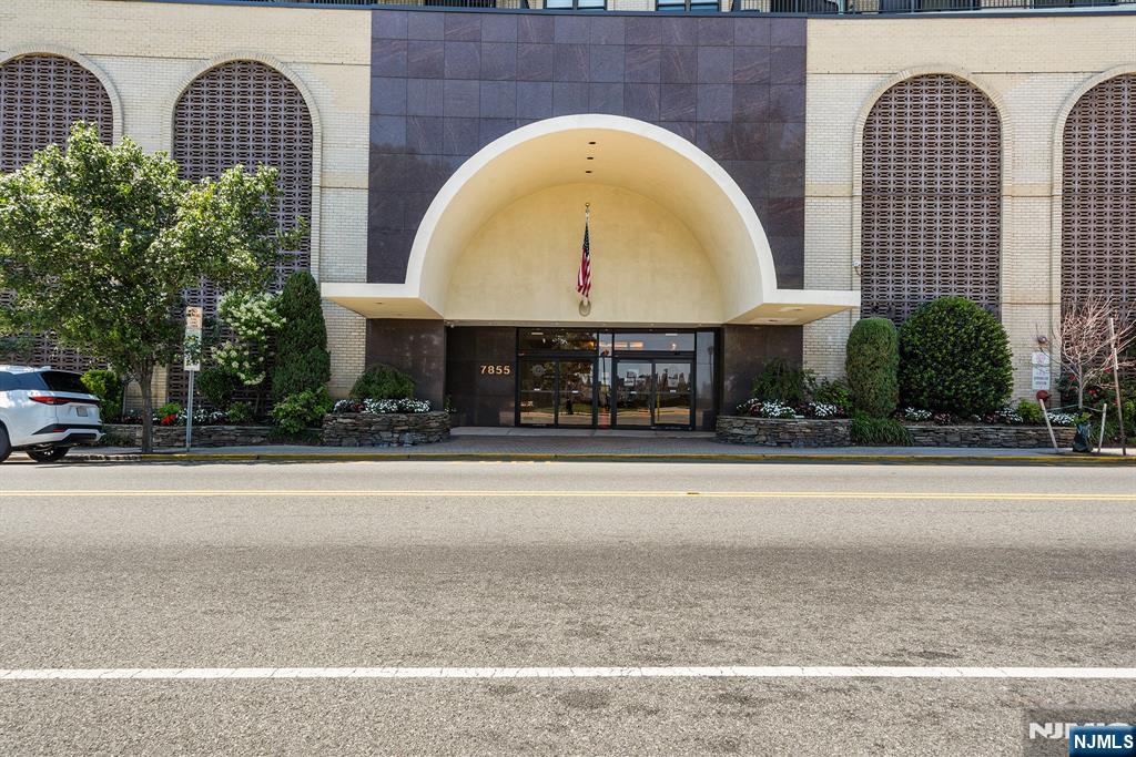 7855 Boulevard 26G