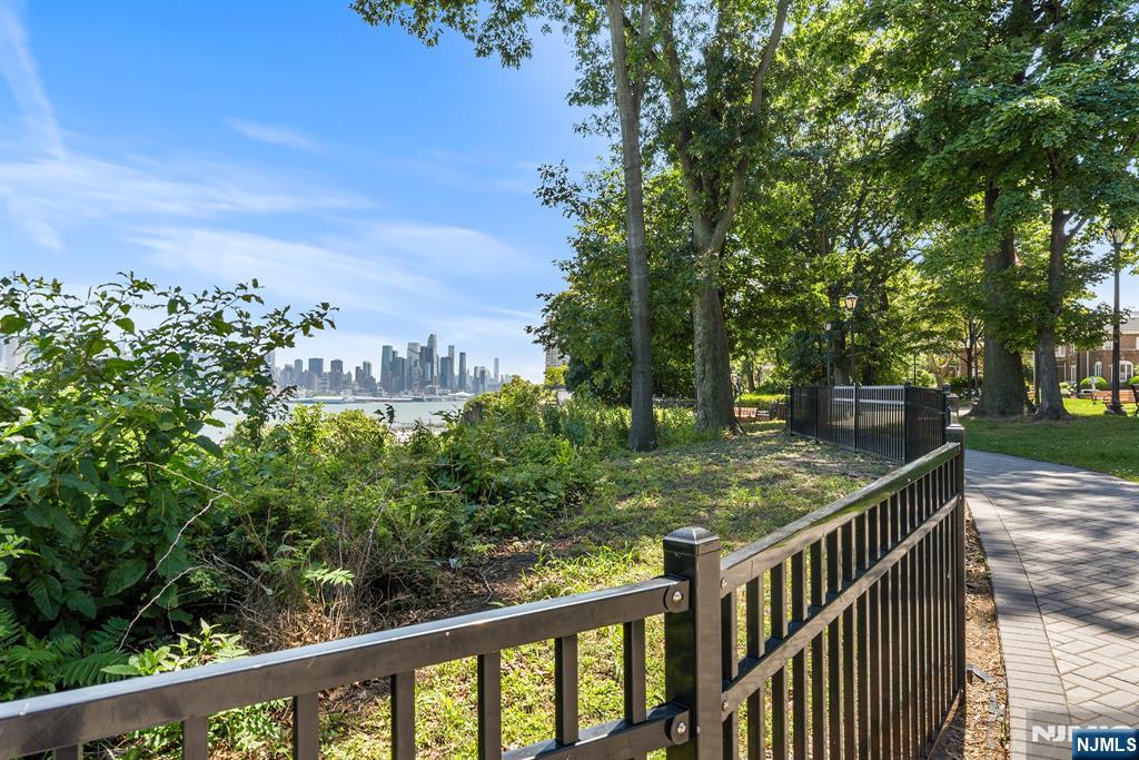 7855 Boulevard 26G