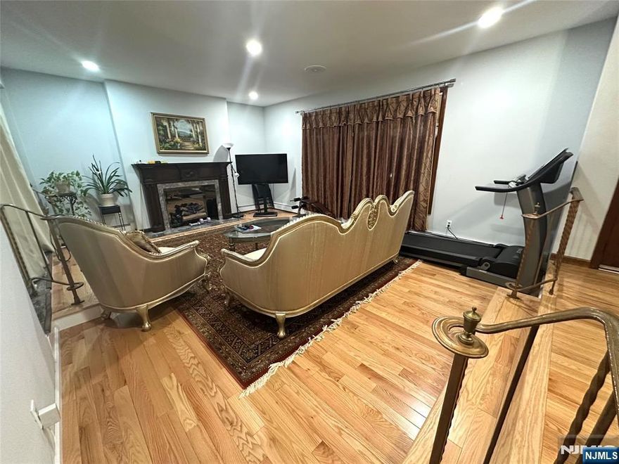 Spacious 2Family house 1st floor and ground floor. 3bed 2fbath on 1st floor. 2bed one bath is on the ground floor.