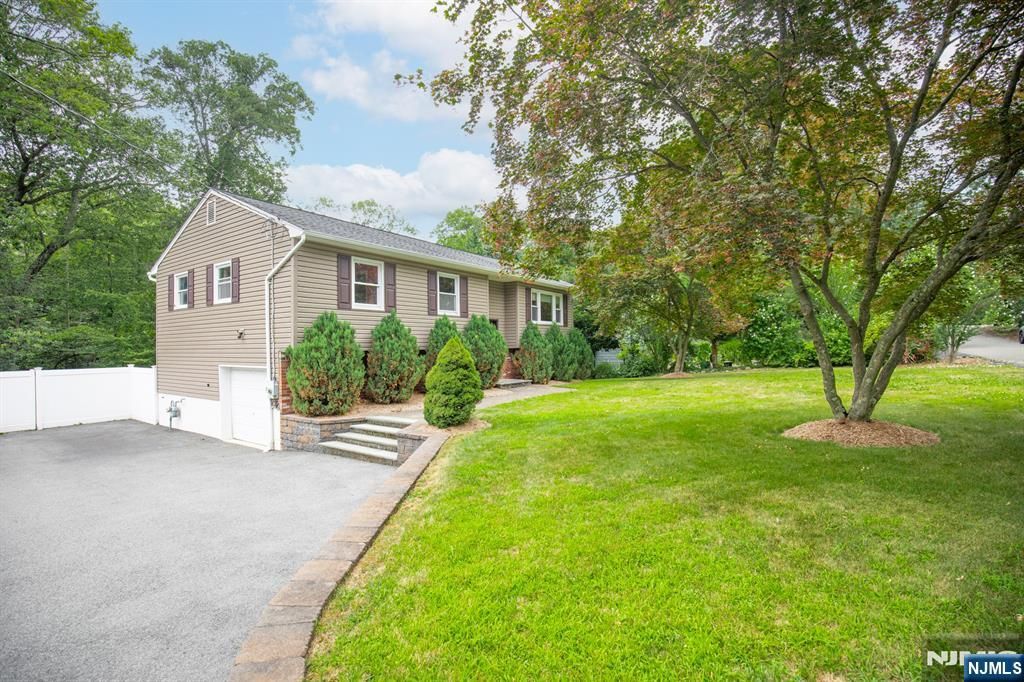 Photo of 91 Buena Vista Drive, Ringwood, NJ 07456 (MLS # 25041658)