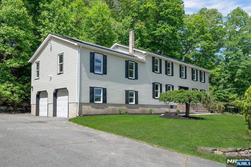 1582 Grnwd Lk, West Milford, New Jersey - 4 Bedrooms  
4 Bathrooms  
11 Rooms - 
