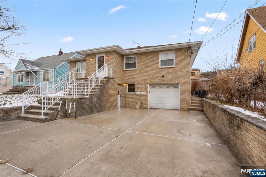 325 Westervelt Place 1