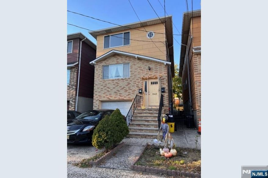 Bright, quiet and well maintained second floor apartment, 2 Bedrooms 1 Bathroom, Livingston/Dining room, Eat in Kitchen, hardwood floors. Coin operated laundry room in the basement , 1 yr Lease required. Tenant pays 1/2 month Realtor's fee. Landlord pays 1/2 . Apartment is available for rent immediately.