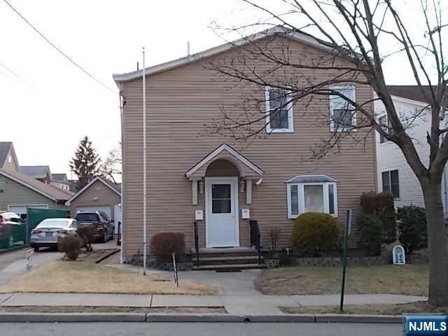 580 Broad St, Carlstadt, New Jersey - 2 Bedrooms  
1 Bathrooms  
4 Rooms - 
