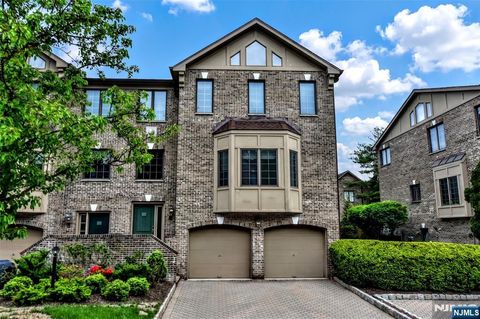 Photo of 15 Sherbrooke CT, Saddle River, NJ 07458 (MLS # 26014410)