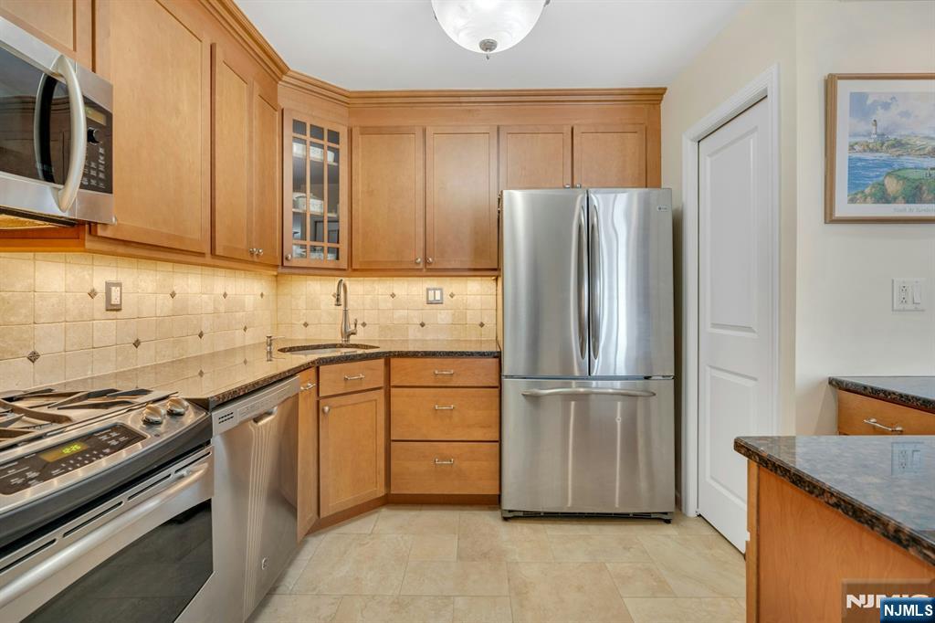 2000 Linwood Avenue 22R