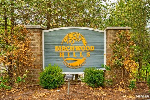 Photo of 554 Adirondack Ct, Mahwah, NJ 07430 (MLS # 26000461)