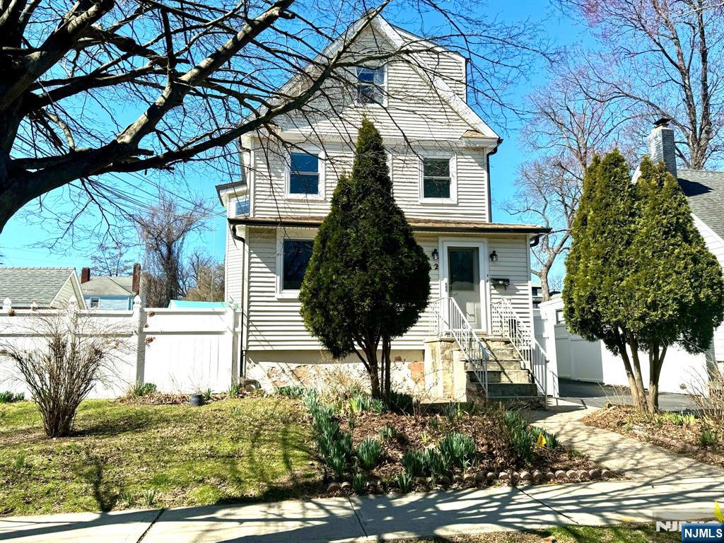 162 Elm Ave 2nd Fl, Bogota, New Jersey - 2 Bedrooms  
1 Bathrooms  
3 Rooms - 